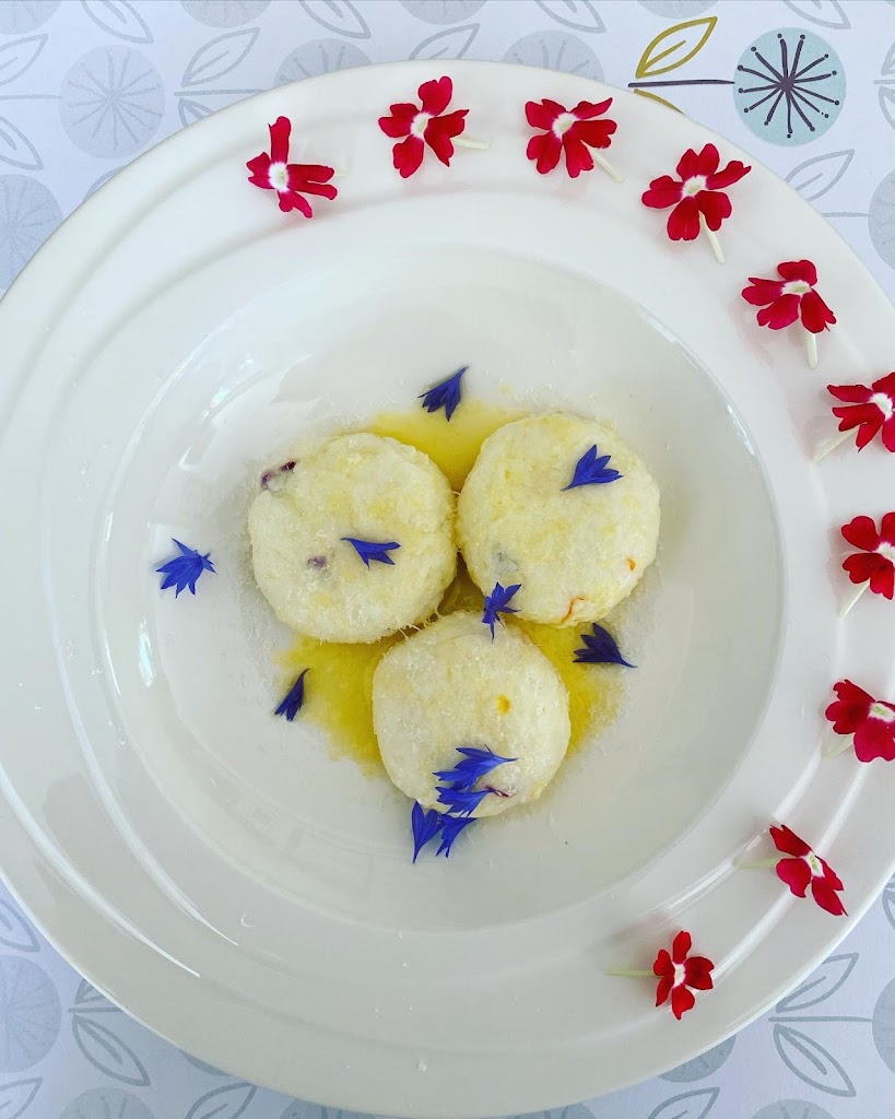 Gnocchi di ricotta con fiori eduli – Ricotta gnocchi with edible flowers