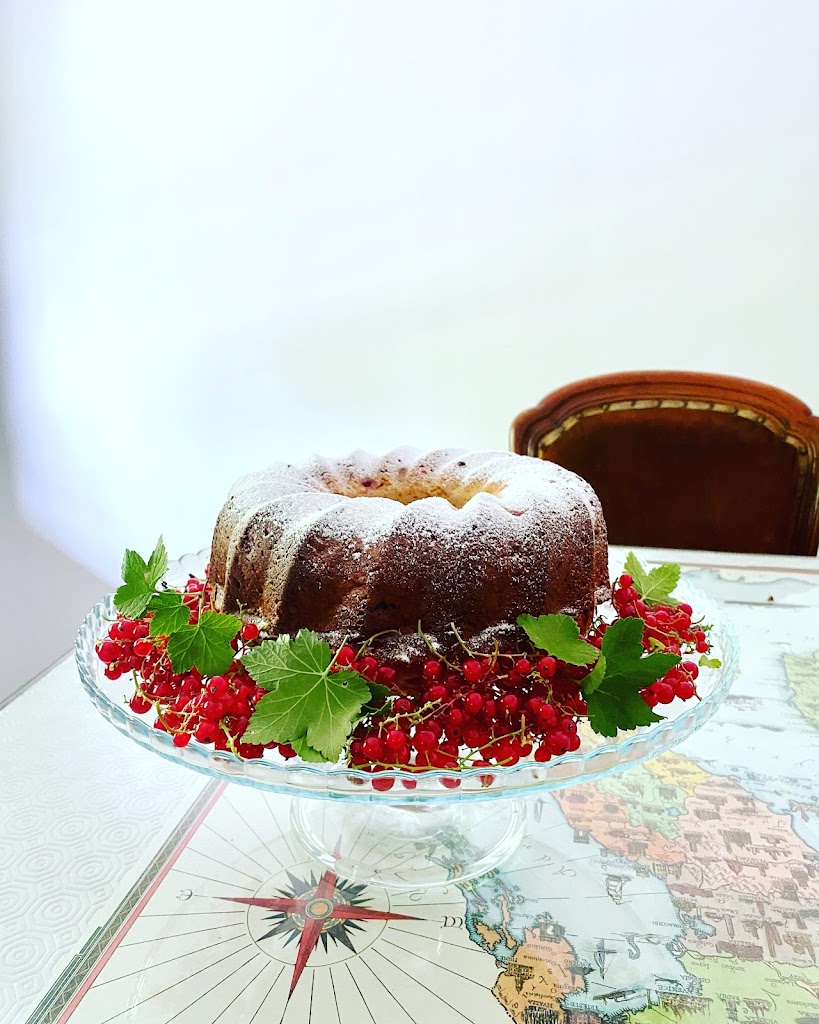 Ricotta cake with fresh redcurrants – Ciambella alla ricotta con ribes rosso